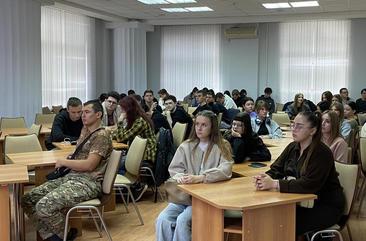 Студентам ВолГАУ рассказали о методологии запуска стартапов: как проверить идею до первых вложений #АП