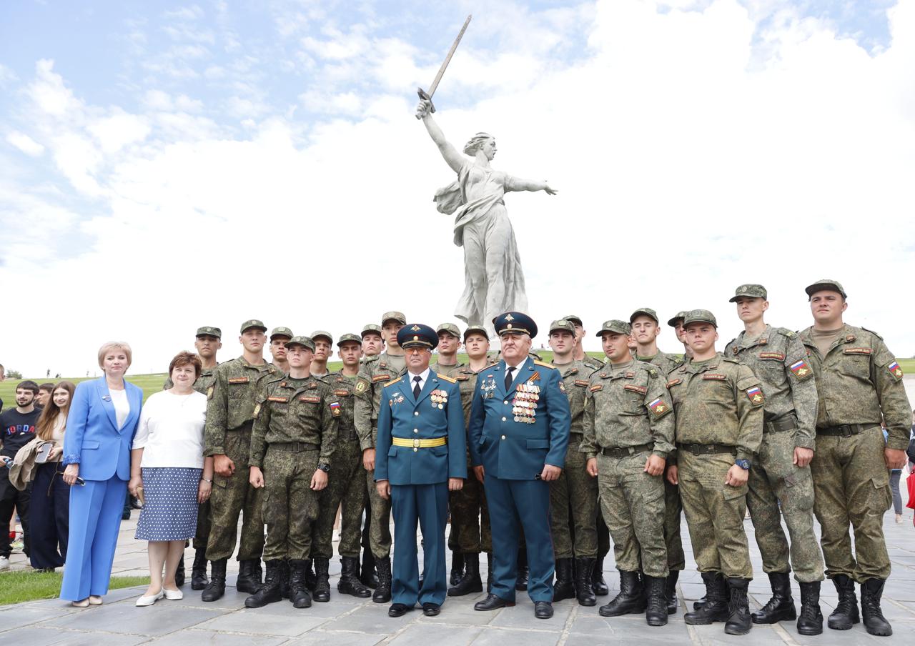 На Мамаевом кургане выпускники Военного учебного центра ВолГАУ приняли присягу
