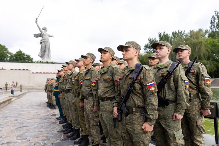 Клятва верности у подножия Мамаева кургана: курсанты Военного учебного центра ВолГАУ присягнули на верность Отечеству