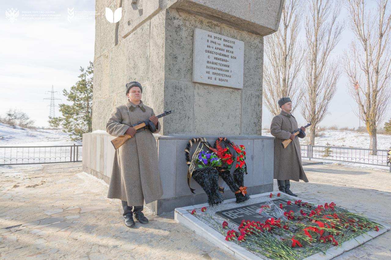 Коллектив ВолГАУ почтил память защитников Сталинграда