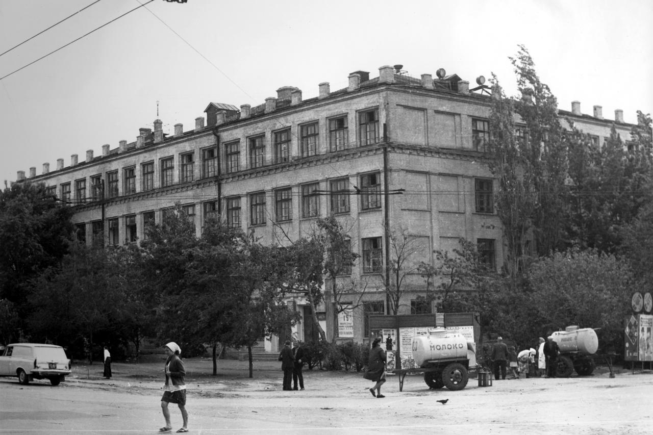 Здание средней школы №93 в пос. Нижняя Ельшанка (ныне микрорайон Тулака), где временно размещался вуз.