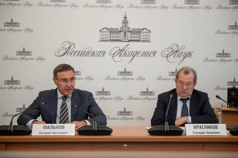 Валерий Фальков поздравил президента РАН Геннадия Красникова с присвоением почетного звания Героя Труда РФ