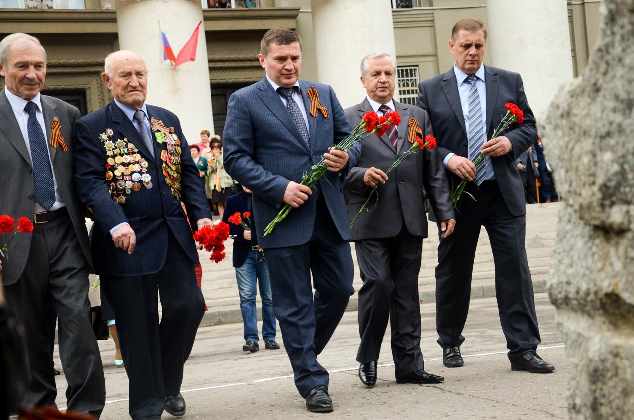 Возложение цветов к памятнику.