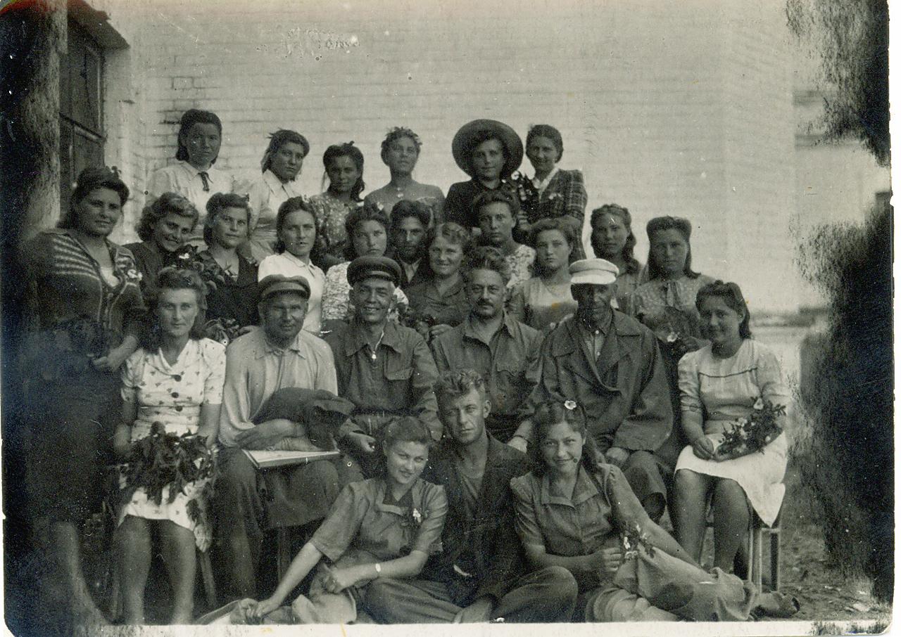 Биолого-почвенная экспедиция, 1947 г. Во втором ряду слева направо сидят: второй — доцент Крутиков Н.Е., третий — доцент Веденяпин Г.В., четвёртый — доцент Берлянд С.С., пятый — профессор Тумин Г.М.