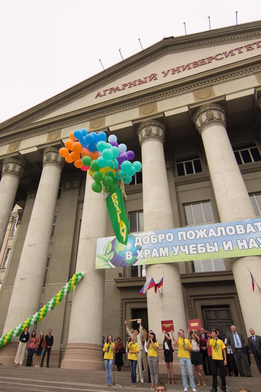 Торжественный ритуал — посвящение в студенты.